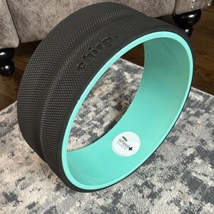 Chirp Yoga Wheel in Black and Aqua